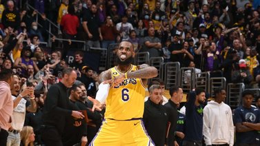 ¡Con un gran LeBron! Los Lakers avanzan a los playoffs de la NBA