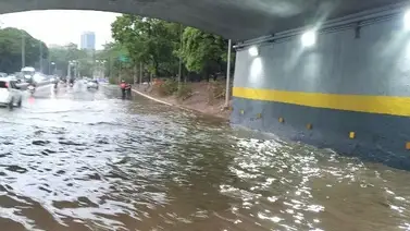 Caracas anegada: Fuertes lluvias de este martes 11 de abril inundaron a la ciudad capital Caracas anegada: Fuertes lluvias de este martes 11 de abril inundaron a la ciudad capital