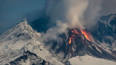 Volcán en región de Rusia entró en erupción y amenaza a la aviación