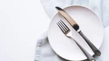 ¿Qué indica la posición de los cubiertos en la mesa? ¿Qué indica la posición de los cubiertos en la mesa?