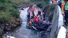 Autobús cae desde un acantilado en Perú, deja varios muertos y heridos