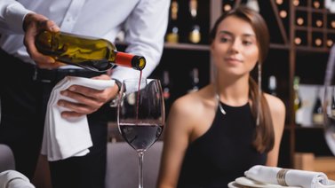 ¿Hasta dónde se sirve el vino tinto en copa?