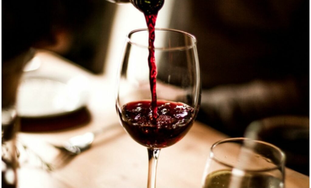 ¿Hasta dónde se sirve el vino tinto en copa? ¿Hasta dónde se sirve el vino tinto en copa?