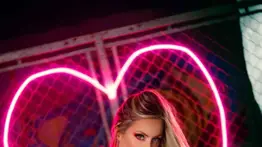 «Waoo» Katie Angel lanzó su primer merengue venezolano