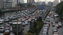 ¡Dulce como la miel! Este hombre causa sensación al conducir en China