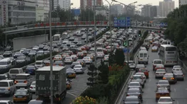 ¡Dulce como la miel! Este hombre causa sensación al conducir en China