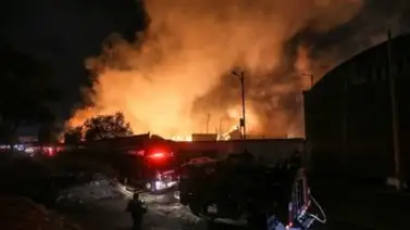 ¡En llamas! Fuerte incendio arrasa con Central de Abastos en México ¡En llamas! Fuerte incendio arrasa con Central de Abastos en México