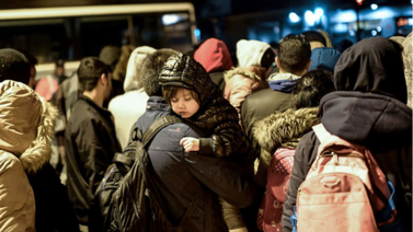 Migrantes sin hogar ocuparon este lugar abandonado en París