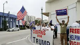 Tal como lo lee: Una veintena de exiliados cubanos se manifiestan en apoyo a Donald Trump