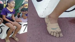 Niña de 11 años gana tres medallas de oro… ¿corriendo descalza?