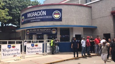 Policía migratoria atrapa a una mujer solicitada por este delito