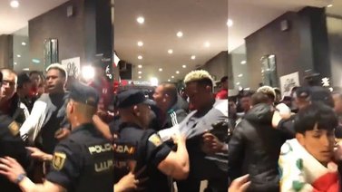 ¡Con violencia! recibieron a la selección de Perú en España