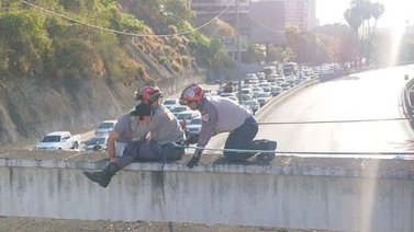 Rescatan a un hombre que pretendía saltar desde el distribuidor Mohedano