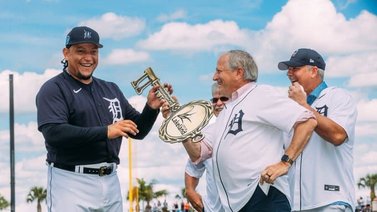 ¡Esta es tu casa, Miguelacho! Cabrera recibe llaves de Lakeland en su último spring training