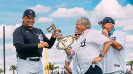 ¡Esta es tu casa, Miguelacho! Cabrera recibe llaves de Lakeland en su último spring training