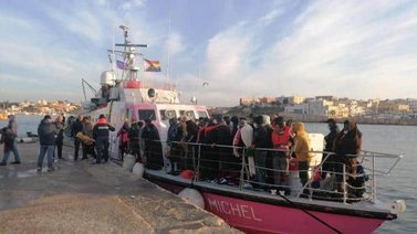 Fin de semana récord en las costas de Italia: Multitudes de migrantes llegaron desde Túnez