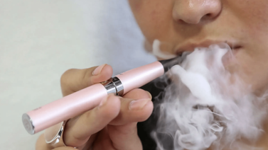 Esto es lo que se sabe de los vapers y su efecto en la salud