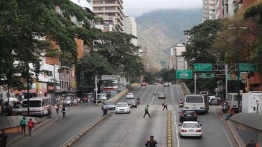 ¡MANICOMIO VIAL!: Venezolanos se toman muy "light" las normas de tránsito