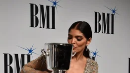 Esta cantautora mexicana recibió el premio Icono de los BMI Latin Awards