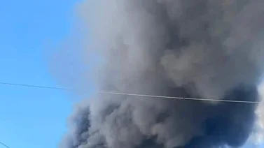 Voraz incendio se registra en una fábrica al noreste de la ciudad