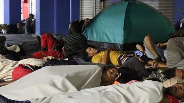 Colapsan los albergues en la frontera de México y EEUU