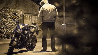 En video: Captan el momento en que delincuente hurtó una moto