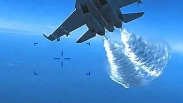 ¡Impresionantes imágenes! Así chocó un caza ruso contra un dron de EEUU