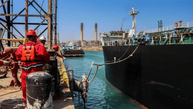 Reuters: Venezuela carga un superpetrolero con crudo para Cuba