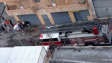 Bomberos controlan incendio en el centro de Caracas