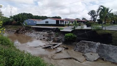 ¡Preocupante! Fuertes precipitaciones ocasionan el desborde de quebrada en Lara