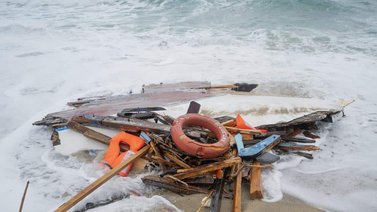 Aumentan las víctimas de un mortal naufragio en Italia