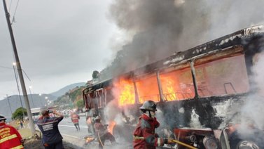 En imágenes: Así quedó unidad de transporte en la Caracas-La Guaira