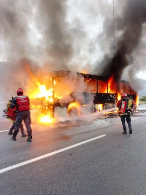 En imágenes: Así quedó unidad de transporte en la Caracas-La Guaira