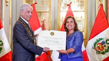 Mario Vargas Llosa recibe máxima condecoración en Perú