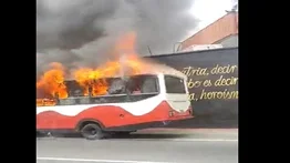 Reportan incendio de unidad de transporte público en la Valle-Coche