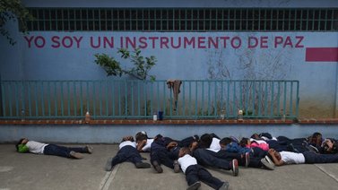 AFP: Así se protegen los escolares en Petare ante tiroteos