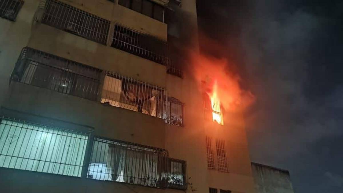 Reportan incendio en apartamento residencial de Caracas