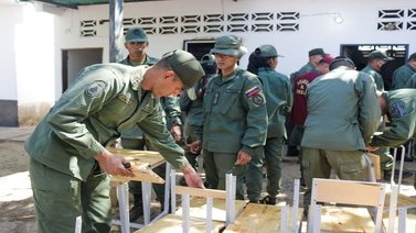 Fabrican más de 15 mil pupitres para planteles educativos