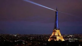 Torre Eiffel se ilumina con los colores de Ucrania a un año de la invasión rusa