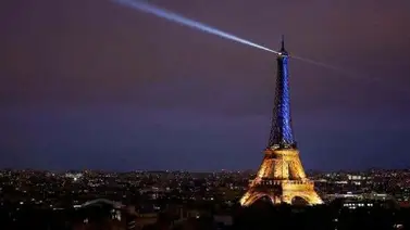 Torre Eiffel se ilumina con los colores de Ucrania a un año de la invasión rusa Torre Eiffel se ilumina con los colores de Ucrania a un año de la invasión rusa