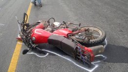 ¡Tragedia! Joven pierde la vida tras caer de una moto