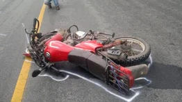 ¡Tragedia! Joven pierde la vida tras caer de una moto