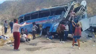 Vuelco de un autobús con migrantes deja saldo de fallecidos y decenas de heridos en México Vuelco de un autobús con migrantes deja saldo de fallecidos y decenas de heridos en México