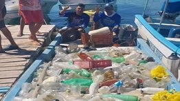 Pescadores limpian las playas de Tucacas