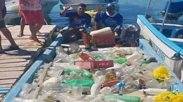 Pescadores limpian las playas de Tucacas