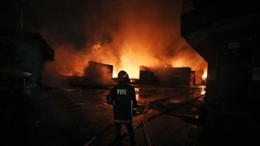 Incendio todavía sin controlar en Bangladesh deja al menos un muerto