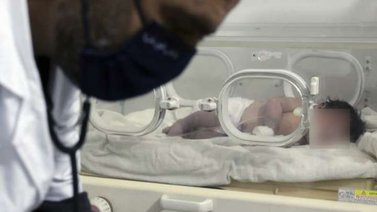 ¡Corre peligro! Colocan escoltas a la "bebé milagro" nacida bajo los escombros en Siria