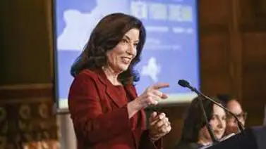 Inmigrantes le hacen una petición comprometedora a la gobernadora de Nueva York Inmigrantes le hacen una petición comprometedora a la gobernadora de Nueva York