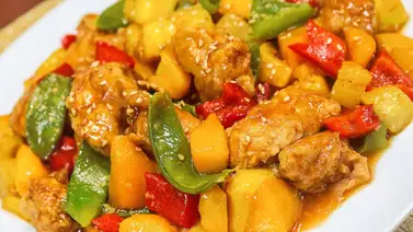 Delicioso pollo agridulce con vegetales Delicioso pollo agridulce con vegetales