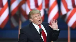 Empleada de cadena de hamburguesas invita a rezar a Donald Trump